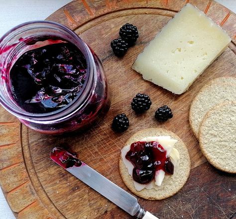 Blackberry jelly (bramble jelly) Bramble Jelly, Blackberry Jam Recipes, Blackberry Recipes, Jam Recipes Homemade, Cowgirl Magazine, Blackberry Jam, Jam And Jelly, Jelly Recipes, Vegetable Drinks