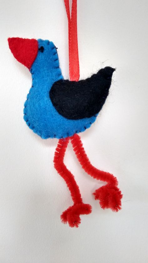 Pukeko, the feet are made with pipe cleaner. :-) Kiwiana Christmas Decorations, Pukeko Art, Kiwiana Christmas, Nz Christmas, Kiwi Christmas, New Zealand Art, Felt Tree, Pet Christmas, School Craft