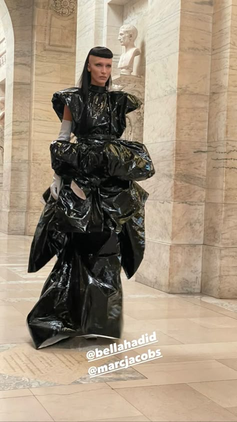 Marc Jacobs Fall 2022, Garbage Bag Dress, Anything But Clothes Party, Trash Clothing, Trash Bag Dress, Anything But Clothes, Plastic Outfit, Trash Fashion, Recycled Outfits