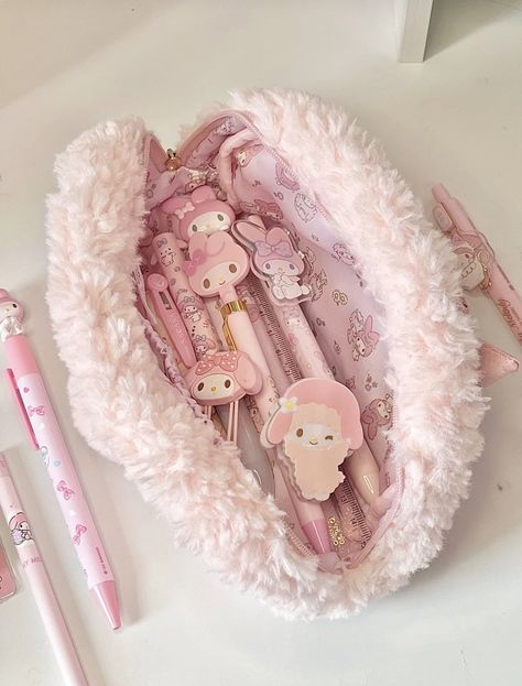 Cute Kawaii Backpacks, My Melody School Supplies, My Melody Aesthetic, Pink Academia, Pretty School Supplies, Cute Stationary School Supplies, School Bag Essentials, Cute School Stationary, Kawaii School Supplies