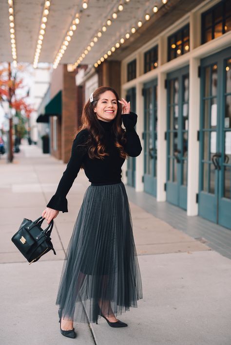 Black Tulle Skirt Outfit Classy, Red Tulle Skirt Outfit, Midi Tulle Skirt Outfit, Long Tulle Skirt Outfit, Tulle Skirt Outfit Casual Street Style, Style A Tulle Skirt, Black Tulle Skirt Outfit, Tulle Skirt Outfits Casual, Tulle Skirt Outfit