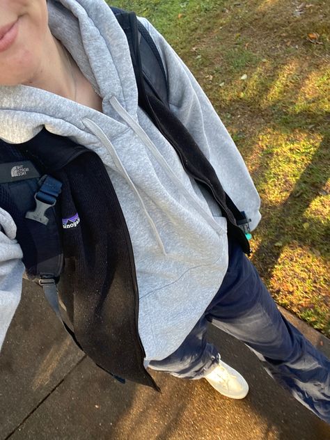 person walking in an outfit with vest sweatshirt pants and converse Vest And Sweatshirt Outfit, Converse Fits, College Casual, Outfit College, Fall College Outfits, Casual Fall Outfit, College Outfit, Fall Fit, Outfits With Converse