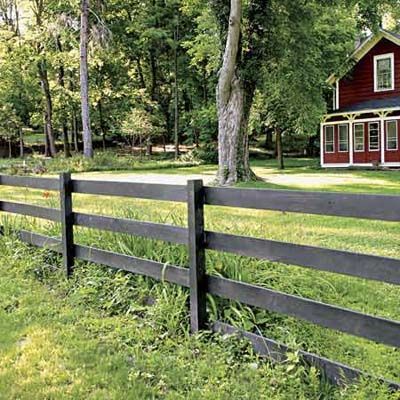 Post And Rail Fence, Ranch Fencing, Wood Fence Design, Wood Fences, Split Rail Fence, Black Fence, Types Of Fences, Fence Styles, Front Yard Fence