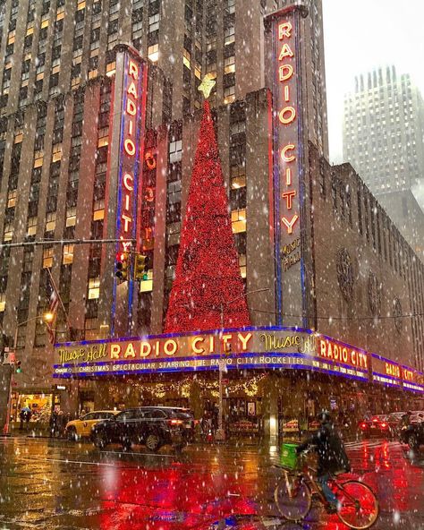 Radio City Music Hall NYC Radio City Christmas, Radio City Music Hall Christmas, Christmas In Nyc Aesthetic, Nyc At Christmas, Ny Christmas, New York City Christmas, York Christmas, City Christmas, Winter Arc