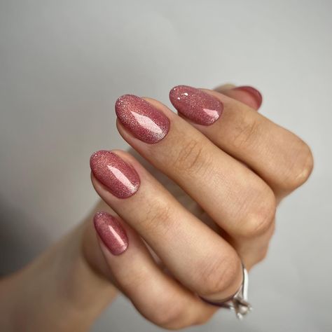 Posted by Zoe Scott: Welcome to the luxurious world of velvet nails, where the fusion of texture and color creates a fashion statement that transcends seasons. Today, we'r...