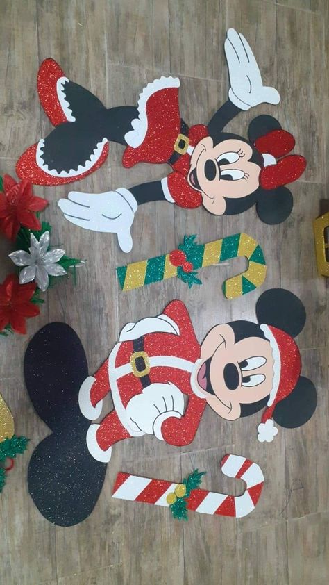 Diy Christmas Decorations Window, Disney Window Decoration Ideas Christmas, Disney Diy Christmas Decorations, Disney Christmas Door Decorations, Diy Mickey Mouse Christmas Decorations, Mickey Mouse Christmas Door, Disney Christmas Door, Disney Christmas Decorations Diy, Disney Window Decoration