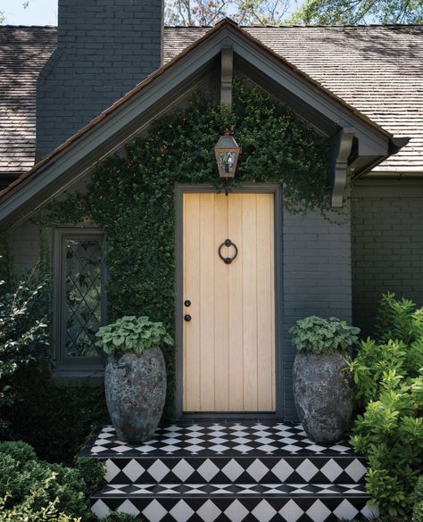 Make an entrance: 3 ways to greet guests in style with a statement entry - Atlanta Magazine Painted Bricks, Black Houses, Dark House, Brick Exterior House, Casa Exterior, Exterior Wall Design, Black House Exterior, Painted Brick, Front Entrances