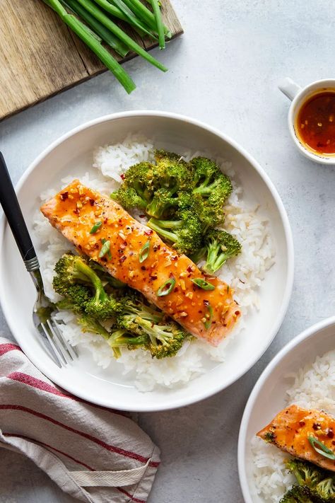 Glazed in a sweet and spicy hot honey sauce and roasted alongside tender broccoli, this hot honey glazed salmon is a quick weeknight meal that comes together on one sheet pan. Hot Honey Salmon, Easy Salmon Dinner, Hot Honey Sauce, Spring Side Dishes, Artichoke Salad, Honey Glazed Salmon, Flaked Salmon, Salmon And Broccoli, Honey Salmon