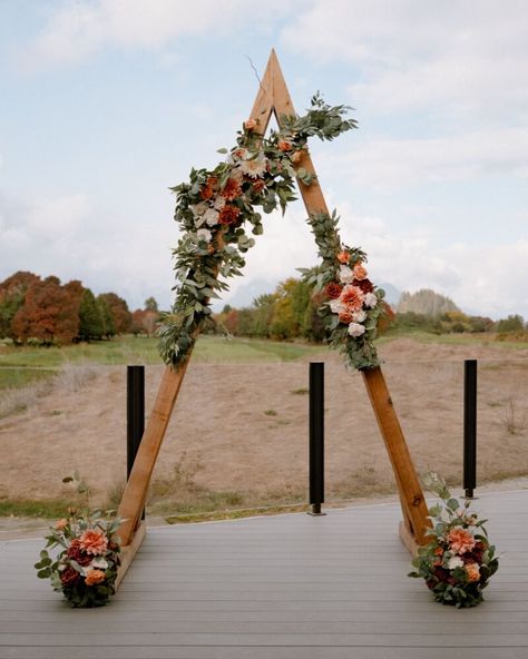 Triangle Backdrop, Wedding Decoration Boho, Wooden Wedding Arch, Diy Wedding Backdrop, Country Theme Wedding, Flower Wall Backdrop, Oklahoma Wedding, Wooden Structure, Diy Backdrop