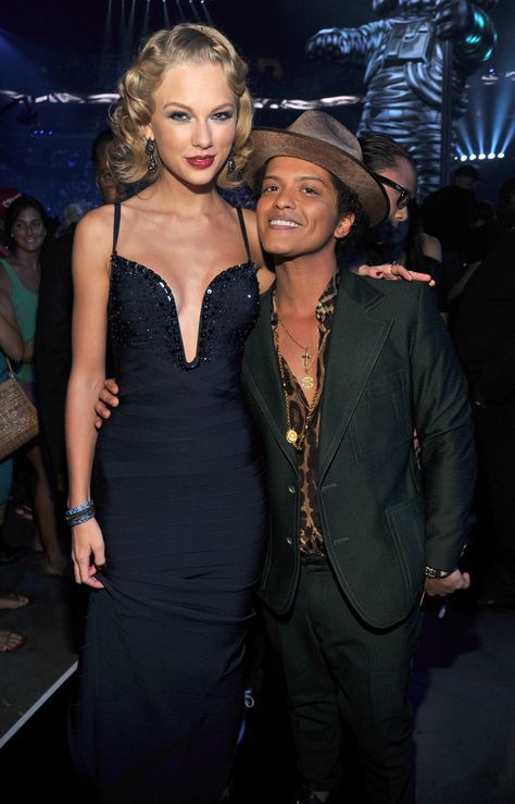 Here’s How Tall Bruno Mars Is — Because We Know You’ve Secretly Been Wondering Bruno Mars Taylor Swift, Mark Ronson, Mtv Videos, Video Music Awards, Mtv Video Music Award, Bruno Mars, Tall Girl, Female Singers, Tall Women