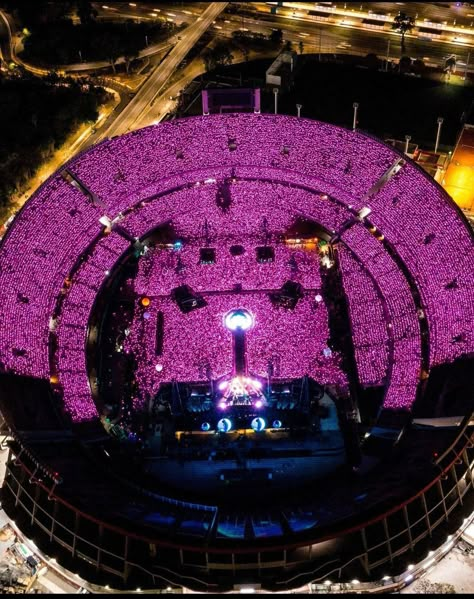 Coldplay Live, Famous Lifestyle, Coldplay Concert, Concert Stage Design, Blackpink Square Up, Blink Book, Dream Music, Concert Aesthetic, Pink Tour