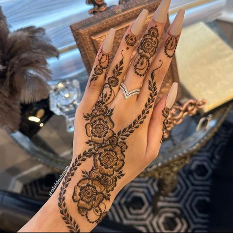 Indian Henna Designs, Henna Designs Back, Henna Flower Designs, Cute Henna Designs, Henna Style Tattoos, Mehndi Outfit, Arabic Henna Designs, Cute Henna, Floral Henna Designs