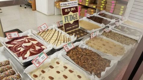 Redmon's Candy Store - Sample some of their homemade fudge. With such a wide variety of flavors, you may need to try a few before you can decide. Fudge Display Ideas, Ozarks Arkansas, Popcorn Ice Cream, Fudge Flavors, Candy Factory, Types Of Candy, Homemade Fudge, Candy Cakes, Bulk Candy