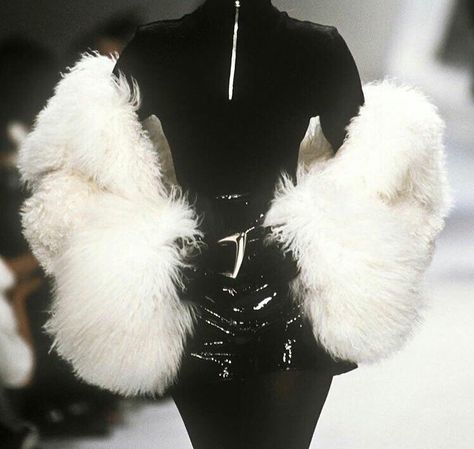 90s Runway Fashion, Vintage Runway, Rebecca Ferguson, Moodboard Aesthetic, Look Vintage, 가을 패션, Mode Vintage, Winter Looks, Catwoman