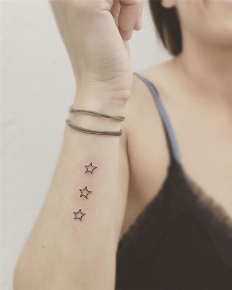 Star Tattoo On Wrist, Wrist Tattoos Girls, Small Star Tattoos, Petit Tattoo, Tattoos For Girls, Star Tattoo Designs, Small Tattoos Simple, Cute Small Tattoos, Tattoo Designs For Girls