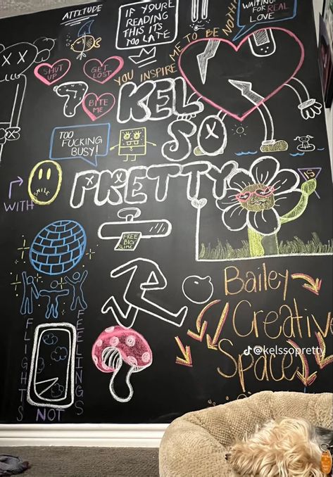 Fun Things To Paint On Your Wall, Things To Draw On Chalkboard Wall, Black Chalk Wall Bedroom, Chalkboard Art Bedroom, Painted Wall Aesthetic, Chalk Board Wall Ideas, Chalk Board Ideas For Girls Room, Chalk Wall Art Ideas, Things To Draw On A Chalkboard