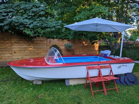 Dartmouth woman transforms 1970s speedboat into 'beautiful' backyard pool | CBC News Boat Bar, Runabout Boat, Wooden Canoe, Pool Liner, Diy Garden Fountains, Hotel Inspiration, Stock Tank Pool, Tank Pool, Diy Boat