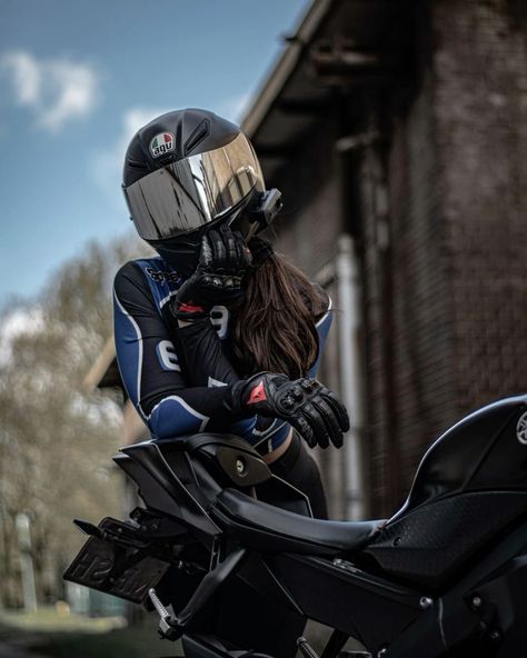 Motorcycle Models Women, Women Posing With Motorcycles, Motorcycle Pictures Women, Motorcycle Photography Women, Female Biker Photoshoot, Poses With Motorcycle, Motorcycle Pictures Ideas, Motorcycle Photoshoot Women, Motorcycle Helmets For Women