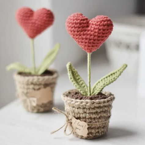 17 No-Sew Amigurumi Patterns (free and easy!)  - Little World of Whimsy Diy Crochet Flowers Tutorial, Diy Crochet Flowers, Diy Crochet Bag, Crochet Cactus, Easy Crochet Patterns Free, Valentines Crochet, Crochet Flower Tutorial, Crochet Heart, Crochet Flower Patterns