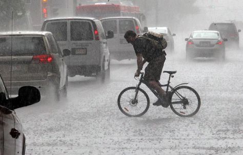 bike commuters in the rain - Google Search Bike Meme, Rain Cycle, Biking In The Rain, Blithe Spirit, Cycling Photography, Soaking Wet, Bike Photography, Commuter Bike, 웃긴 사진