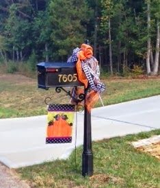 Halloween Mailbox Decorations, House Halloween Decorations, Mailbox Decorations, Garden Flags Ideas, Fun Halloween Party Food, Mailbox Swag, Diy Mailbox, Fun Halloween Games, Halloween Garden Flag