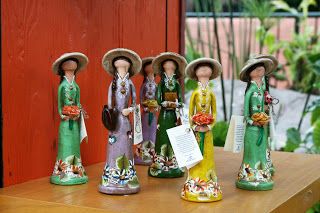 Linda Walsh Originals Dolls and Crafts Blog: The History Of Handmade Faceless Dolls - Updated February 2015 - Part IV - Dominican Republic Dolls Latino Culture, Nativity Figures, Caribbean Art, Original Dolls, Victorian Dolls, Holding Flowers, The Dominican Republic, Clay Dolls, Punta Cana