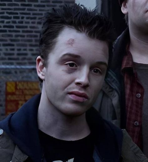 season 1 mickey Shameless Season 2, Y2k Wall Collage, Shameless Season 1, Mickey Milkovich, Noel Fisher, Anger Issues, Character Inspo, Season 1, Anger