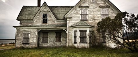 Haunted House Myths Confirmed And Debunked go to site and fine out Conjuring House, Haunting Stories, Scary Houses, Creepy Houses, Abandoned House, White Farmhouse, Halloween Haunted Houses, Abandoned Houses, Concept Architecture