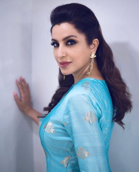 Tisca Chopra, Modest Fashion Hijab, Face Images, Film Producer, Bollywood Celebrities, Bollywood Actress, Hijab Fashion, Favorite Celebrities, Modest Fashion