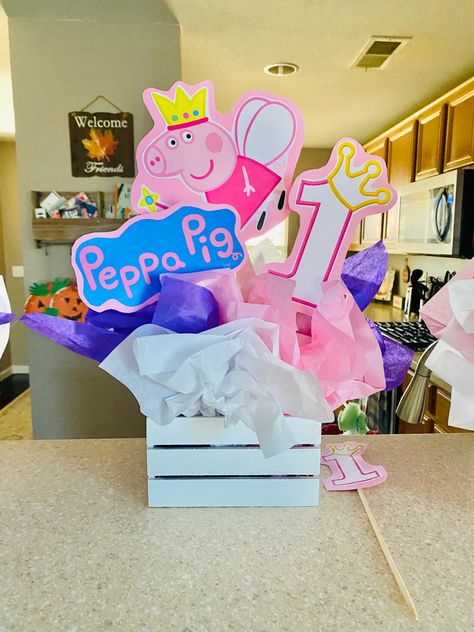 Pig Centerpiece Ideas, Peppa Pig Centerpiece Ideas, Peppa Pig Centerpiece, Pig Ideas, Peppa Pig Birthday Party, Pepa Pig, Peppa Pig Birthday, Birthday Centerpieces, Pig Birthday