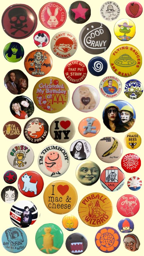 buttons !! #pins #buttons Badges For Kids, Backpack Pins, Diy Pins, Cool Pins, Cute Backpacks, It Goes On, Cute Pins, Design Graphique, Vintage Pins