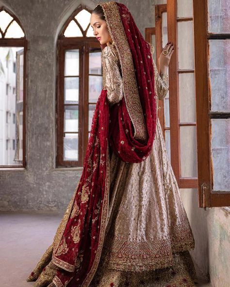 Mehroon Bridal Lehngas Pakistani, Maroon Bridal Lehenga Pakistani, Red Bridal Lehenga Pakistani, Red Pakistani Bridal Dress, Pakistani Bridal Gown, Golden Bridal Lehenga, Tissue Design, Maroon Gowns, Nikkah Brides