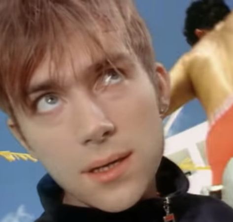 Damon Albarn / 90s / brit pop / 90s brit pop / blur / gorillaz / 90s men / 90s man / hot man / attractive / hot men / cute men / 90s aesthetic / top of the pops / parklife Damon Albarn 90s, Damon Albarn Pikachu, Damon Albarn Side Profile, Damon Albarn Football, Damon Albarn Soccer, Damon Albarn Top Of The Pops, Men 90s, Jamie Hewlett, 90s Men