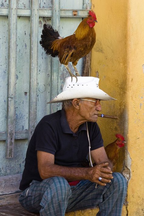 It's easy to make all types of friends in Cuba! #cubans #cubanculture Jamie Johnson, Fotografi Urban, Foto Portrait, Human Reference, Havana Cuba, 인물 드로잉, Human Poses Reference, Human Poses, Human Race