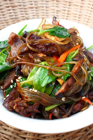 Chap Chae (Korean Stir-Fried Sweet Potato Noodles With Beef, Spinach And Sesame Seeds) Chap Chae, Sweet Potato Stir Fry, Sesame Seeds Recipes, Koreansk Mat, Potato Noodles, Noodles Lover, Asian Beef, Rasa Malaysia, Sweet Potato Noodles