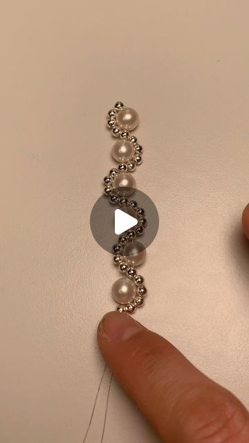 Pearl Bracelet Tutorial, Rice Bead Bracelet, Seed Bead Bracelets Tutorials, Beautiful Beaded Necklaces, Pearl Jewelry Design, Bracelets Handmade Diy, Bracelet Craft Diy, Beaded Bracelets Tutorial, Rice Bead