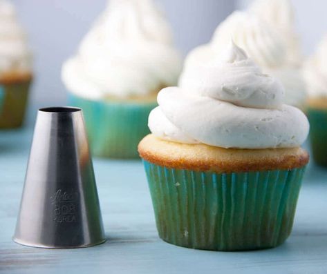 Ultimate Guide To Decorating Cupcakes For Beginners Cupcakes For Beginners, Piping Cupcakes, Lemon Raspberry Cupcakes, Decorating Cupcakes, Frosting Colors, Frosting Techniques, Holiday Cupcakes, Cupcake Flavors, Banana Chips