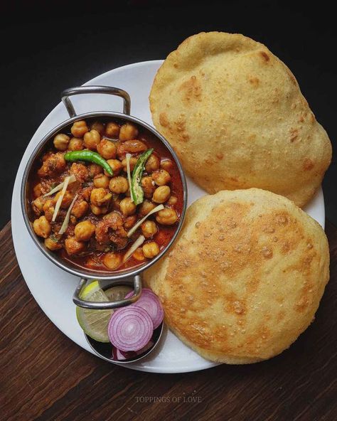 Chole Bhature Photography, Chole Bhature Snap, Food Images Indian, Traditional Food Photography, Tiffin Menu, Chole Bhature Recipe, Bhature Recipe, Chole Bhature, Plating Ideas