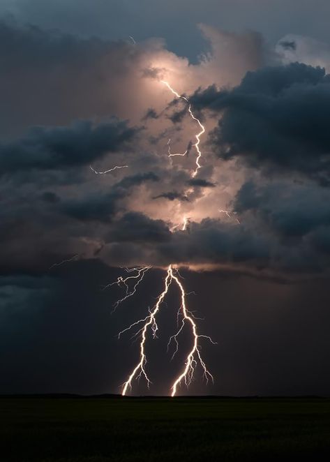 Lightning Asethic, Lightning Aesthetic, Lighting Thunder, Storm Aesthetic, Thunder And Lighting, Lightning Photos, Lighting Storms, Lightning Photography, Rain And Thunder