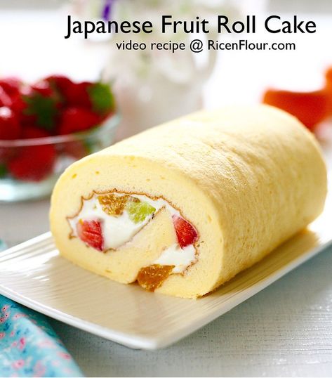 Japanese Fruit Roll Cake, Making Extracts, Fruit Roll Cake, Japanese Roll Cake, Japanese Fruit, Cake Sponge, Swiss Rolls, Roll Cakes, Cake Light