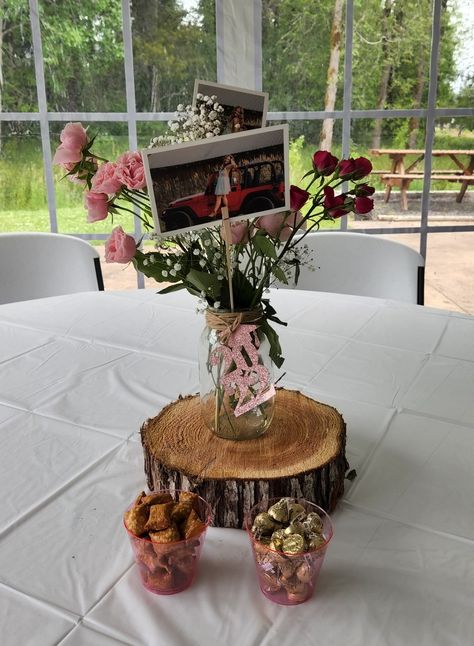 Cake Table Graduation, Barn Graduation Party Ideas, Grad Party Set Up, Grad Party Table Centerpieces, Boho Grad Party, Graduation Centerpiece Ideas, High School Graduation Party Themes, Chic Graduation Party, Grad Party Centerpieces