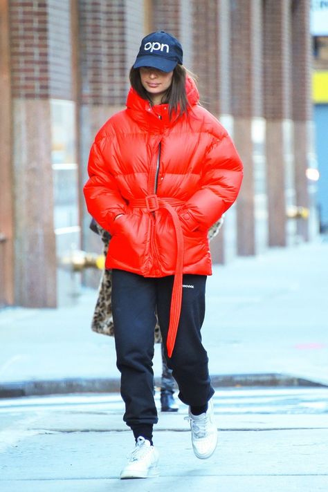 Fall Outfits Red, London Fall Fashion, Emily Ratajkowski Style, Red Puffer Jacket, Sporty Street Style, Red Puffer, January 20, Famous Fashion, Emily Ratajkowski