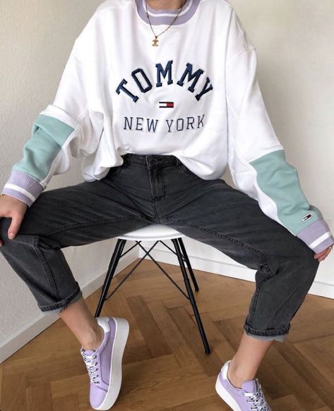 Comfy Jeans Outfit, Women Slogan, Comfy Jeans, Dropped Shoulder Sweatshirt, Outfit Jeans, Round Neck Sweatshirts, Retro Outfits, Looks Vintage, Jean Outfits