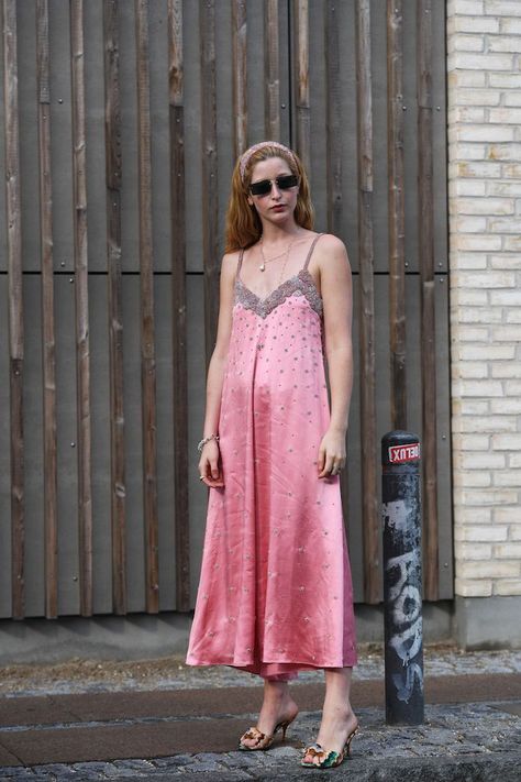 Slip Dress Formal Outfit, Long Slip Dress Outfit Casual, Oversized Slip Dress, Slip Dress Fall, Slip Dress Wedding Guest, Slip Dress Styling, Slip Dress Street Style, Fall Dress Casual, Casual Slip Dress