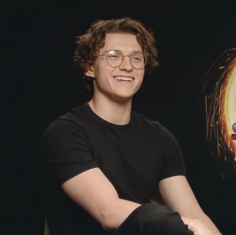 Tom Holland In Glasses, Tom Holland Glasses, Tom Holland Cute Smile, Tom Holland Imagines, Nathan Drake, Tom Holland Peter Parker, Tom Holland Spiderman, Tommy Boy, Band Pictures