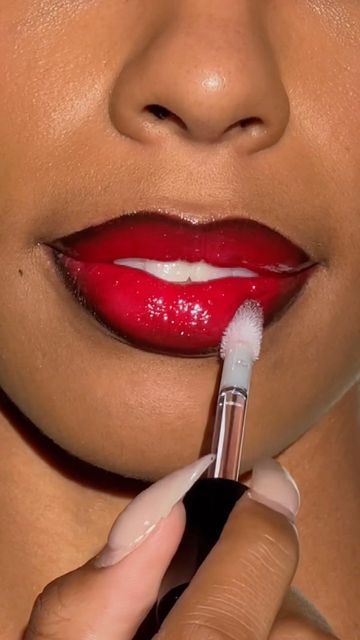 Red Lipstick Black Lipliner, Red Lip Gloss Black Women, Red Lip Liner Look, Black Lip Liner With Red Lipstick, Red Lipstick Black Liner, Black Lipliner With Red Lipstick, Red Lip With Black Liner, Red Lip Gloss Makeup Look, Red Lipgloss On Black Women