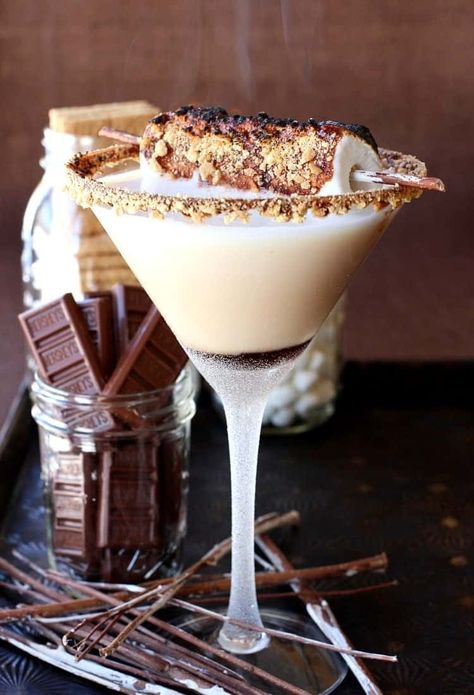 Smores Martini, Vanilla Vodka Recipes, Chocolate Vodka, Marshmallow Chocolate, Cocktail Shots, Boozy Desserts, Vodka Recipes, Martini Recipe, Vanilla Vodka