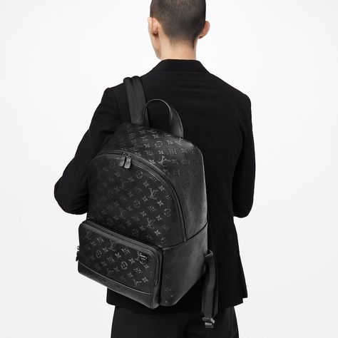 Mochila Louis Vuitton, Black Louis Vuitton Bag, Louis Vuitton Mens Bag, Chic Attitude, Sac Louis Vuitton, Black Louis Vuitton, Louis Vuitton Backpack, Trendy Boy Outfits, Classic Monogram