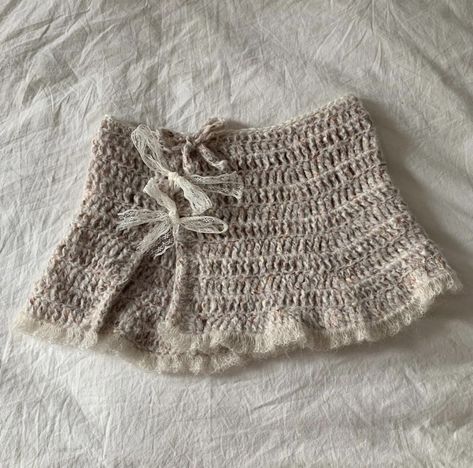 Y2k Crochet, Knitting Wool, Crochet Skirt, Diy Crochet Projects, Knit Outfit, Crochet Fashion, Cute Crochet, Crochet Crafts, Diy Crochet