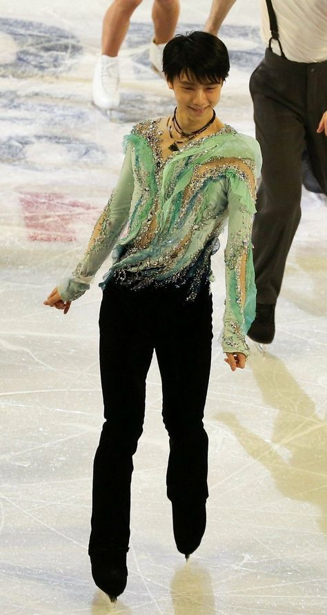 Figure Skating Outfits, Figure Skating Costumes, Figure Reference, Skating Outfits, Yuzuru Hanyu, Male Figure, Hanyu Yuzuru, Figure Skater, Light Of My Life